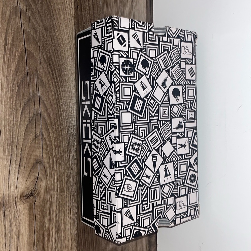 Villanova S kicks men size 5 women size 7